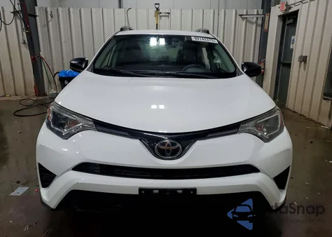 2017 Toyota Rav4 Le z USA, uszkodzony, nr VIN JTMBFREV6HJ135960